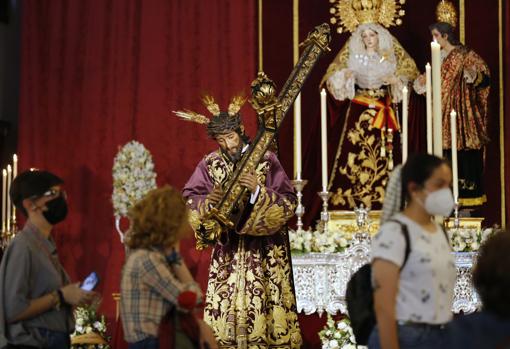 Jesús de la Pasión, con su nueva túnica, en San Basilio