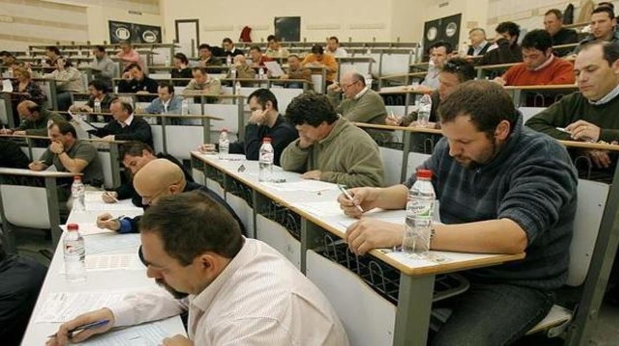 Opositores durante la realización de unas pruebas de acceso a la administración