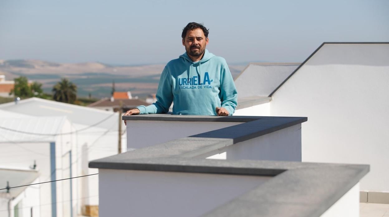 El deportista, que padece ELA, en la terraza de su casa de Fernán Núñez