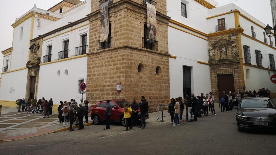 Colas de devoción en el Miércoles Santo gaditano