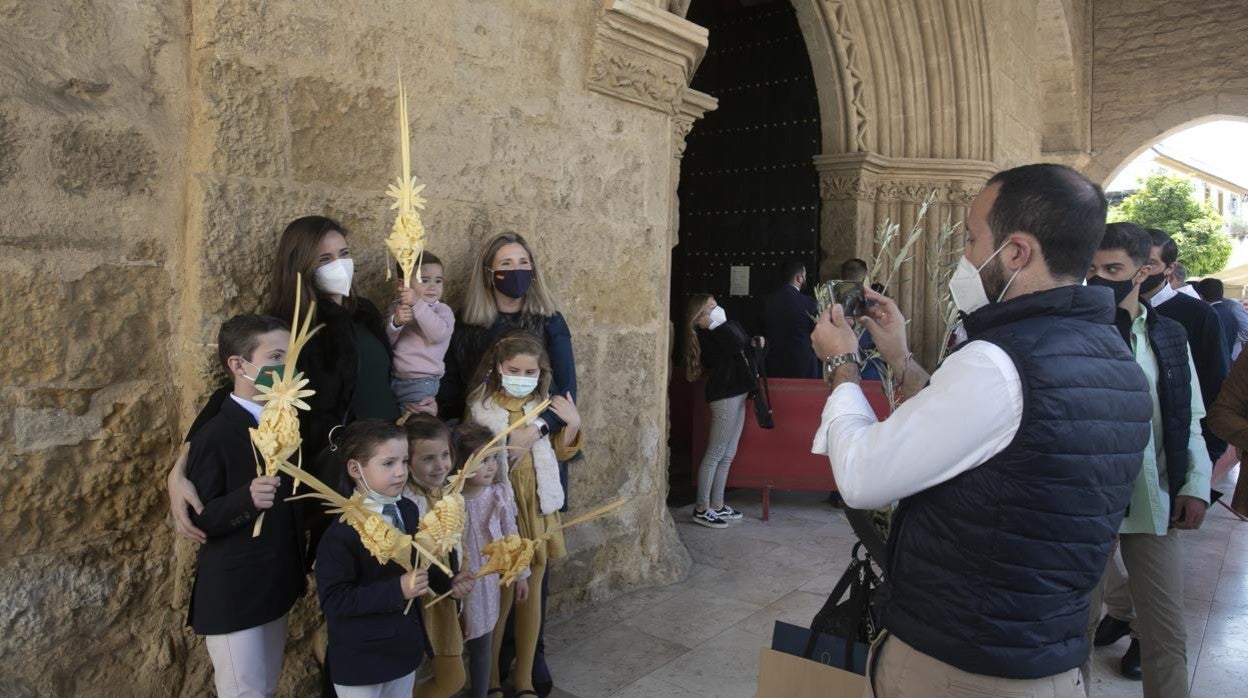 Madres y niños se fotografían en la iglesia de San Lorenzo este Domingo de Ramos