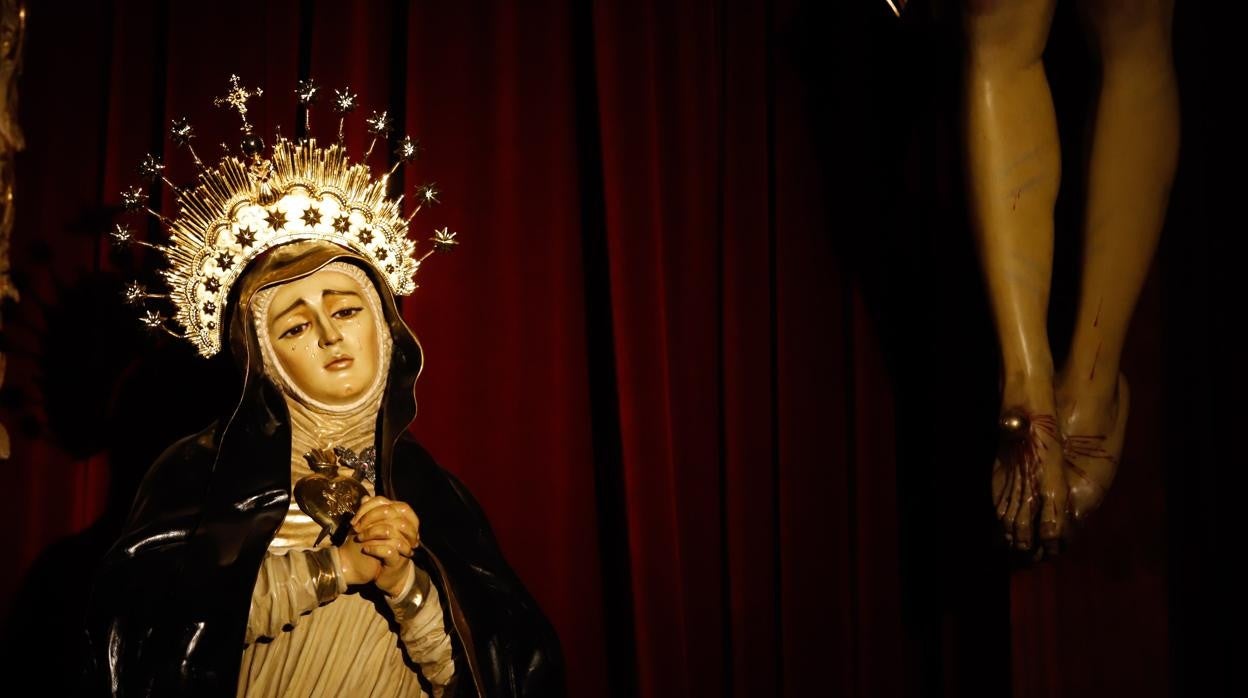 La Dolorosa del Señor de la Caridad, a los pies del Crucificado