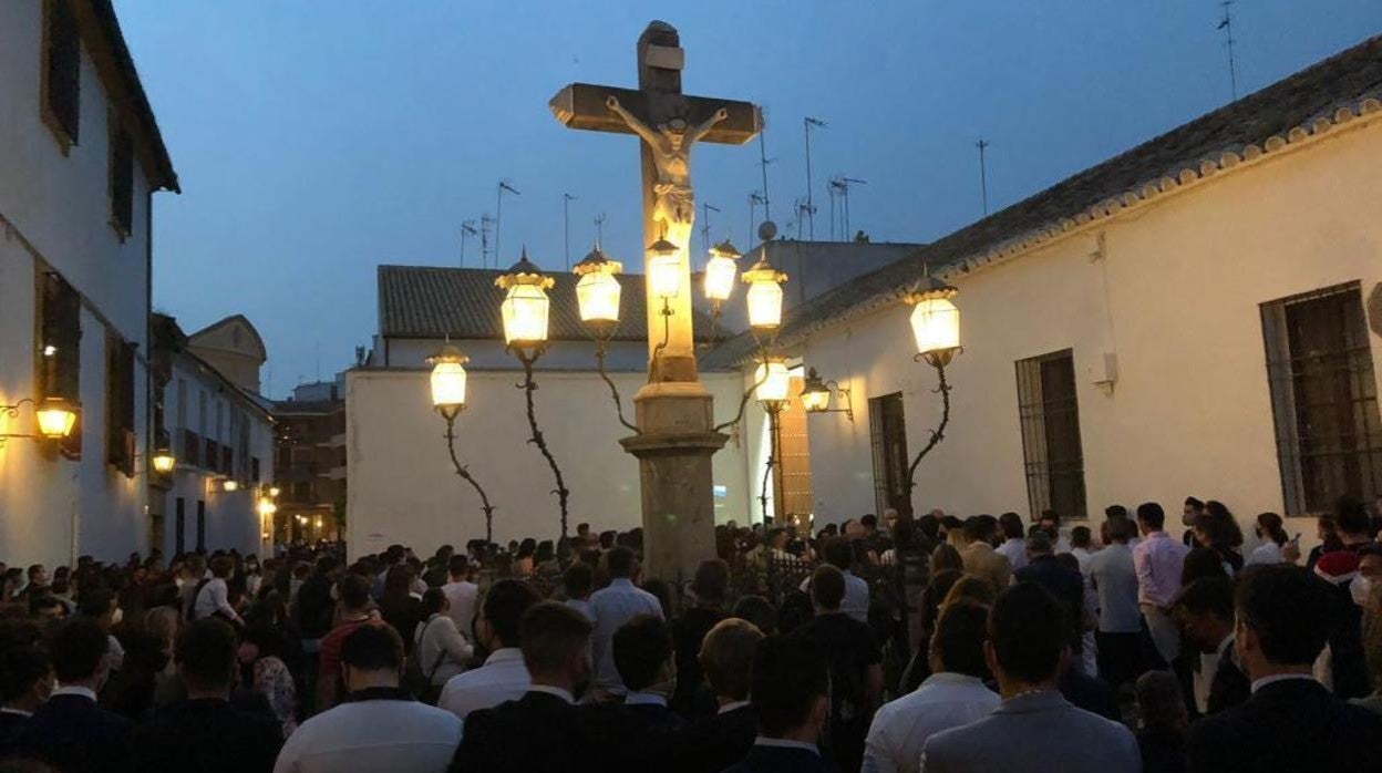 Aglomeración de personas en la plaza de Capuchinos de Córdoba el Miércoles Santo