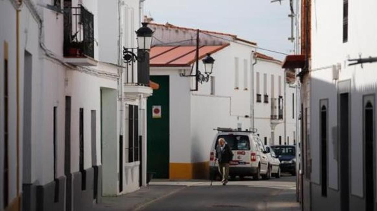 Un vecino pasea por un pueblo de Córdoba