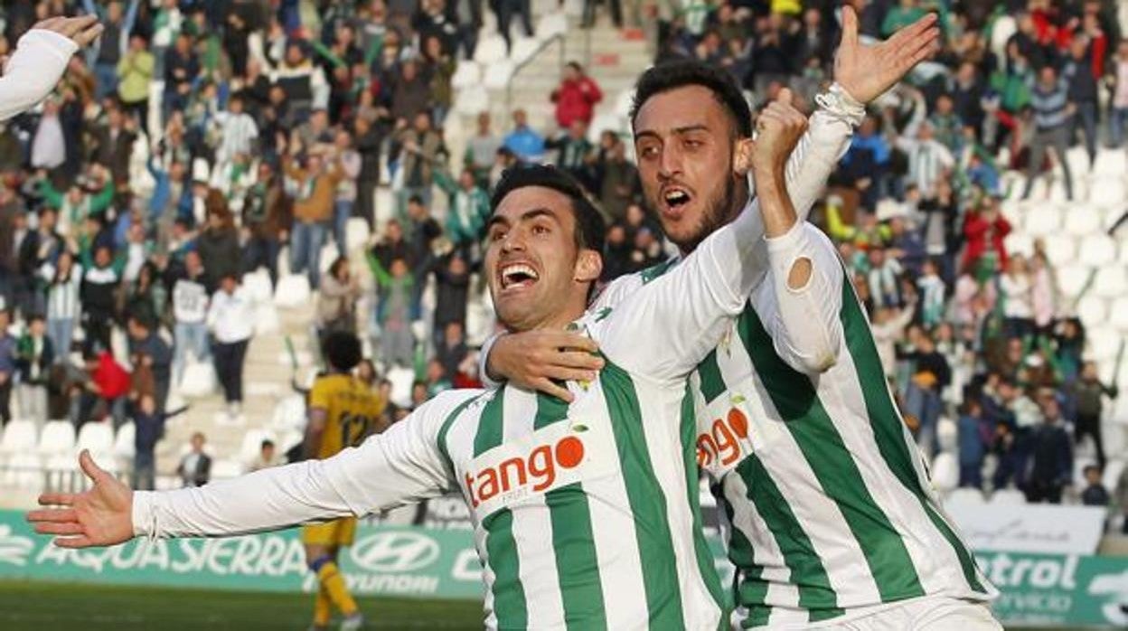 Alejandro Alfaro celebra un gol con la camiseta del Córdoba junto a Sergio Aguza