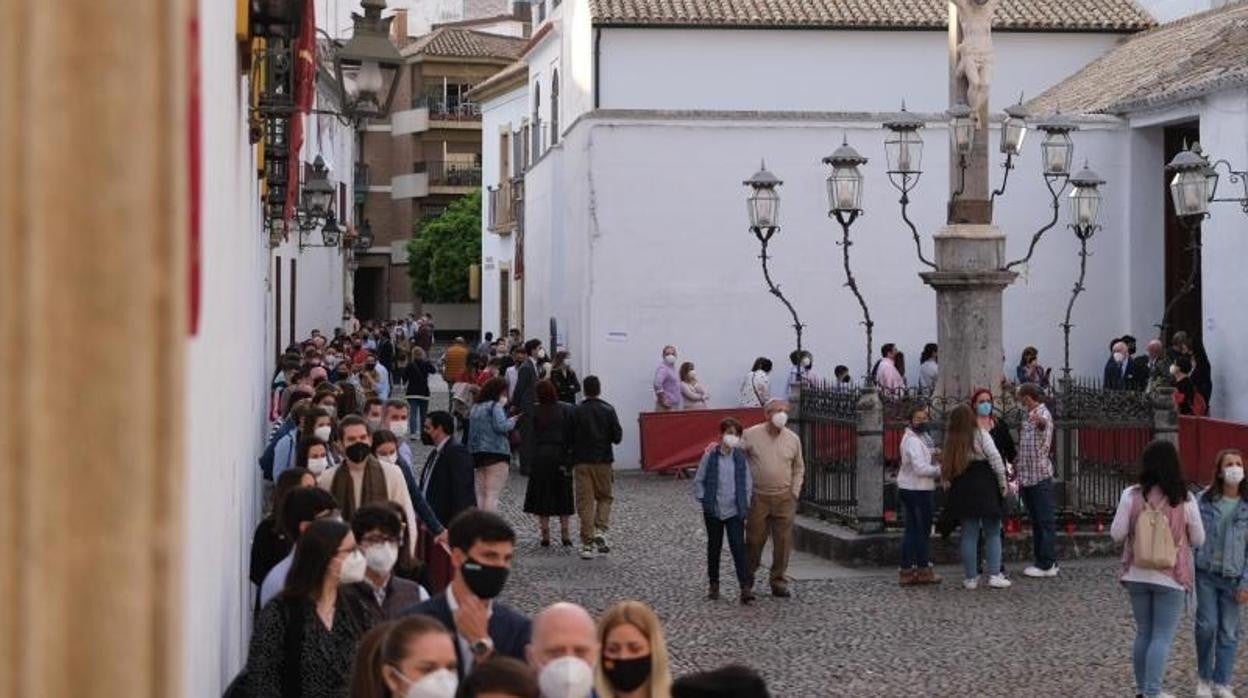 Decenas de fieles aguardaban en la plaza del Cristo de los Faroles este Vienes de Dolores