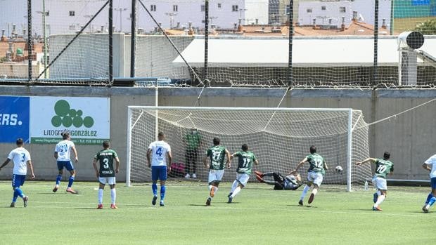Becerra, un héroe de vuelta en la portería del Córdoba CF