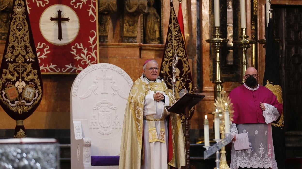 El obispo, durante un acto con las cofradías en la Catedral esta Semana Santa