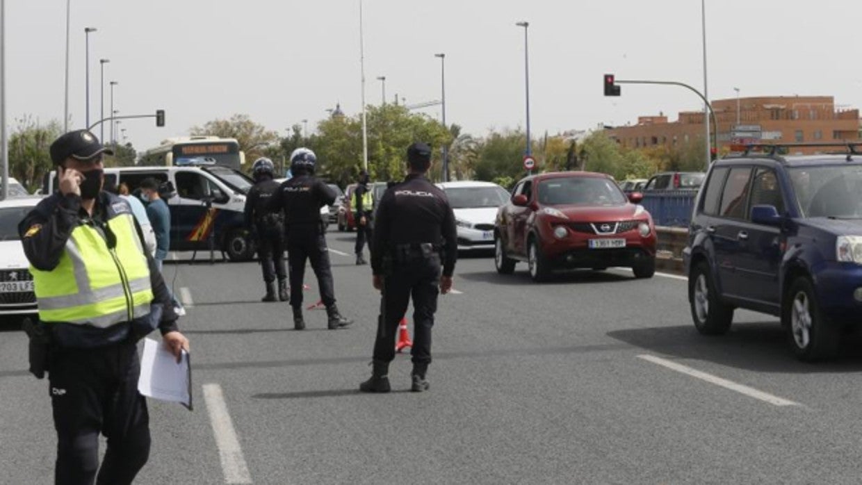 Control policial en la salida de Sevilla dirección Huelva el Miércoles Santo