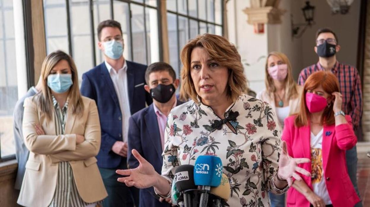 La secretaria general del PSOE de Andalucía, Susana Díaz, durante las declaraciones en la visita realizada a la localidad jiennense de Úbeda