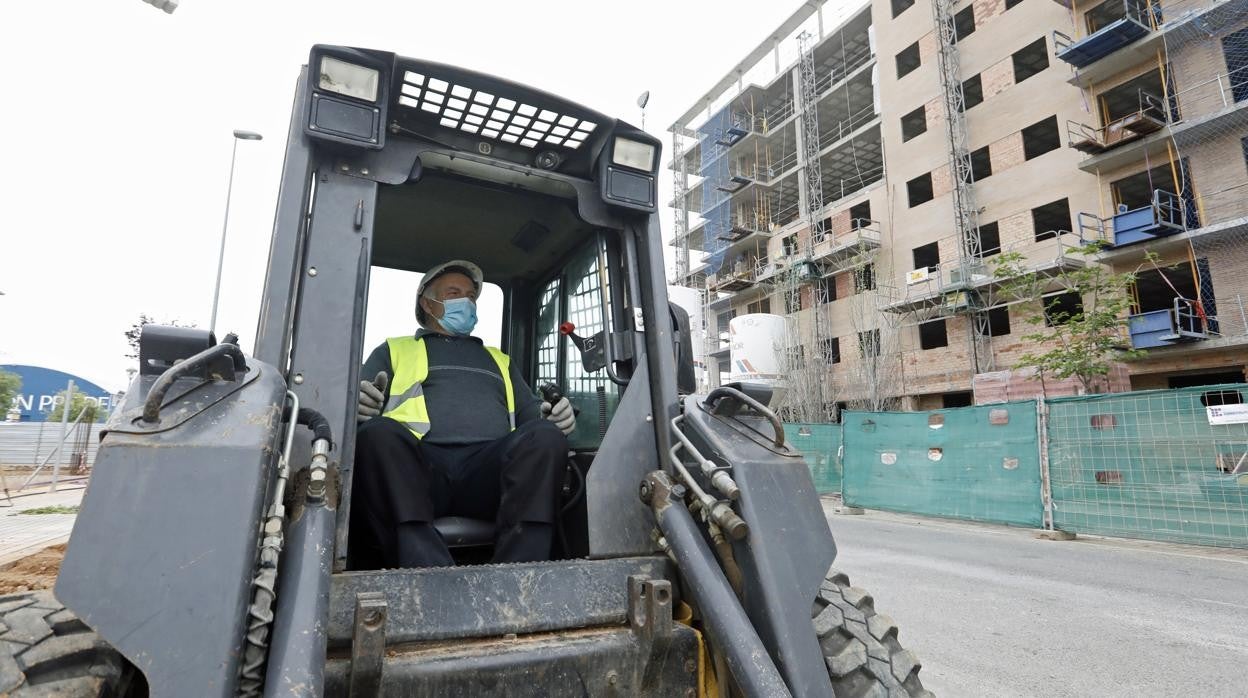 Un trabajador conduce una máquina durante la construcción de una promoción en Córdoba