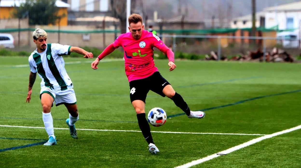 El cordobesista Álex Meléndez, en el partido ante el Ciudad de Lucena en la Ciudad Deportiva