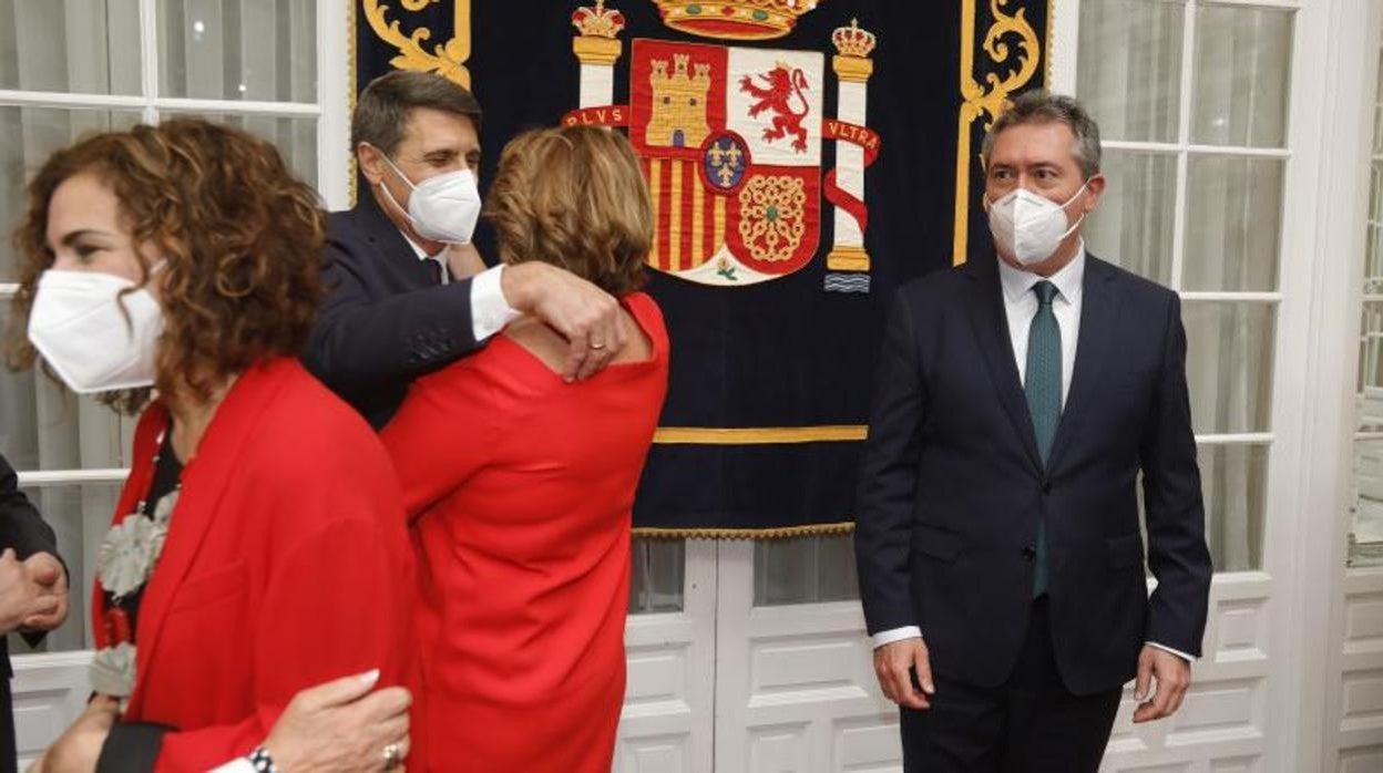 Juan Espadas, en la toma de posesión del delegado del Gobierno, junto a Susana Díaz y Montero