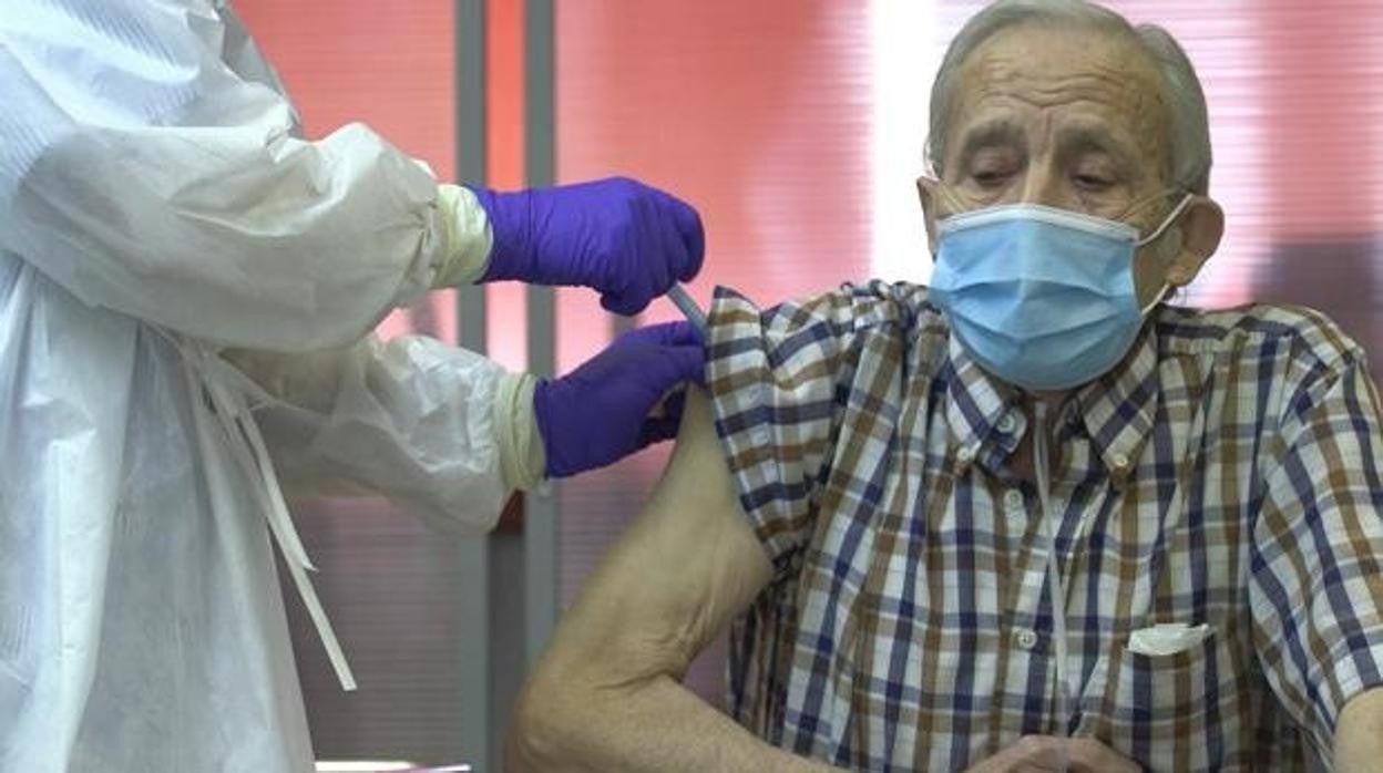 Un señor recibe la vacuna contra el coronavirus