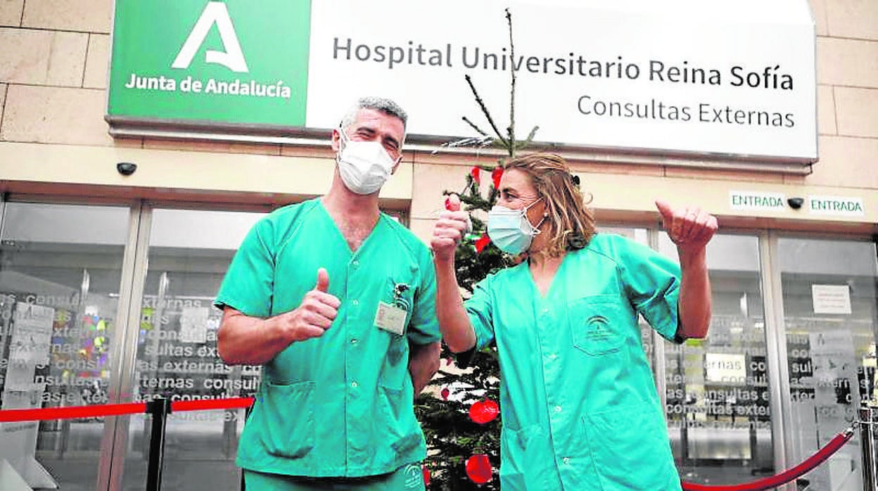 Los primeros sanitarios en recibir la vacuna en el Hospital Reina Sofía el 27 de diciembre de 2020