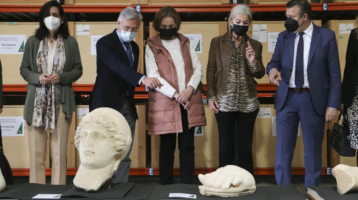 Patricia del Pozo, en la visita al centro logístico histórico de San José