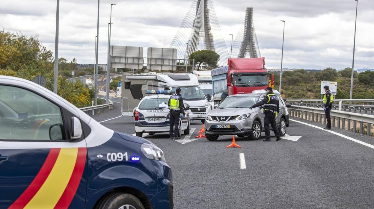 Agentes policiales realizando controles de la movilidad en Huelva