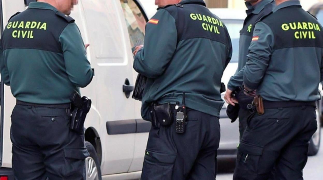 Tres agentes de la Guardia Civil