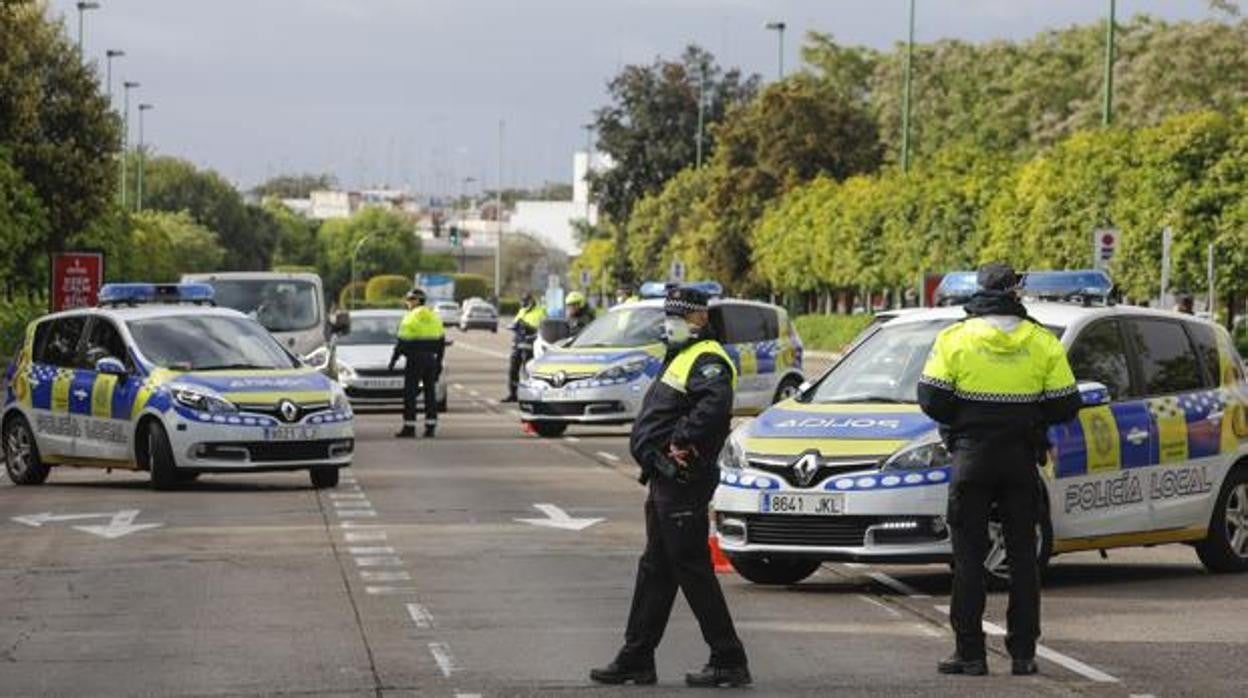 Agentes de la Policía Local en un control en Sevilla