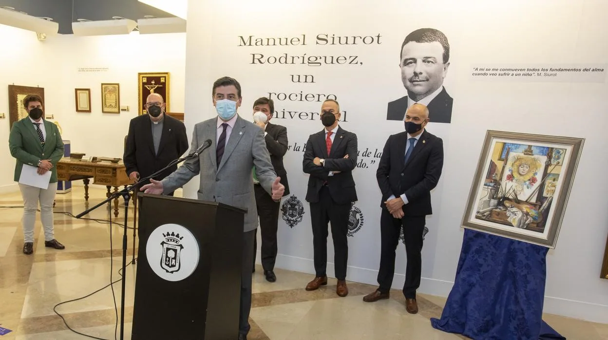 Autoridades y representantes de las hermandades en la inauguración de la exposición de Manuel Siurot