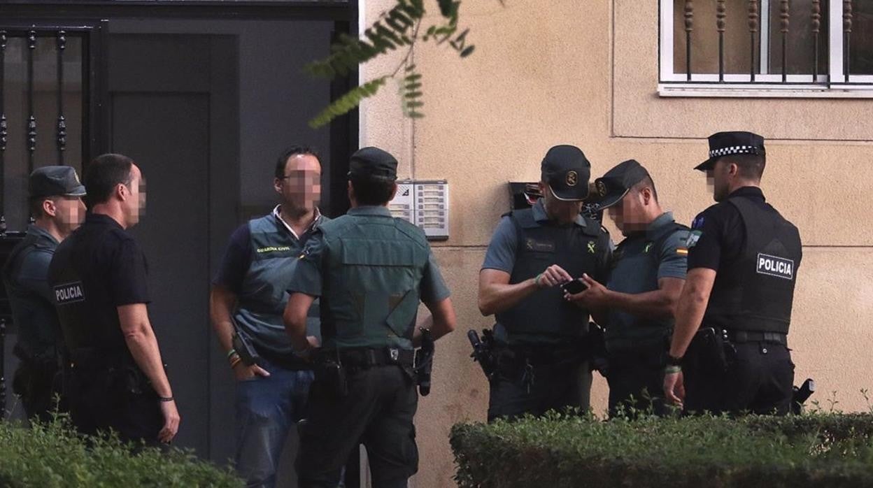 La Guardia Civil durante el registro de la vivienda familiar en Huércal de Almería