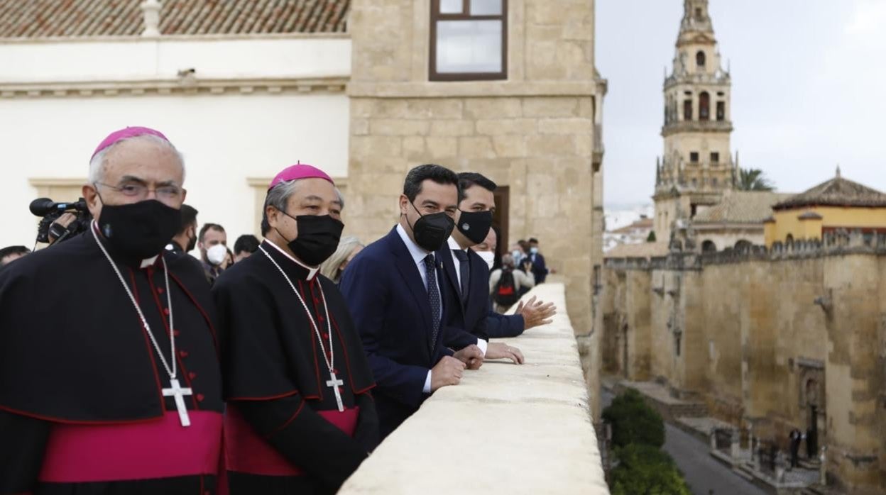 El obispo, el nuncio del Papa, el presidente de la Junta y el alcald, en el nuevo mirador del Palacio Episcopal