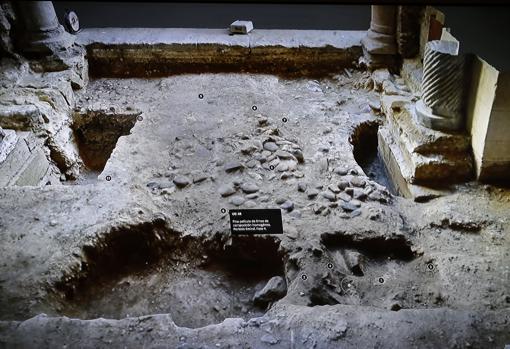 Restos en la excavación de la segunda puerta de la Mezquita-Catedral de Córdoba