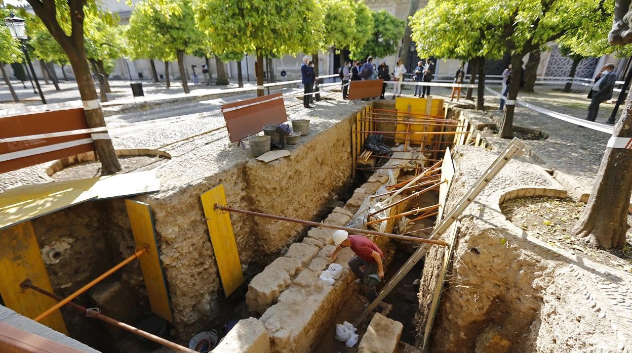 Excavación en el Patio de los Naranjos de la Mezquita-Catedral de Córdoba