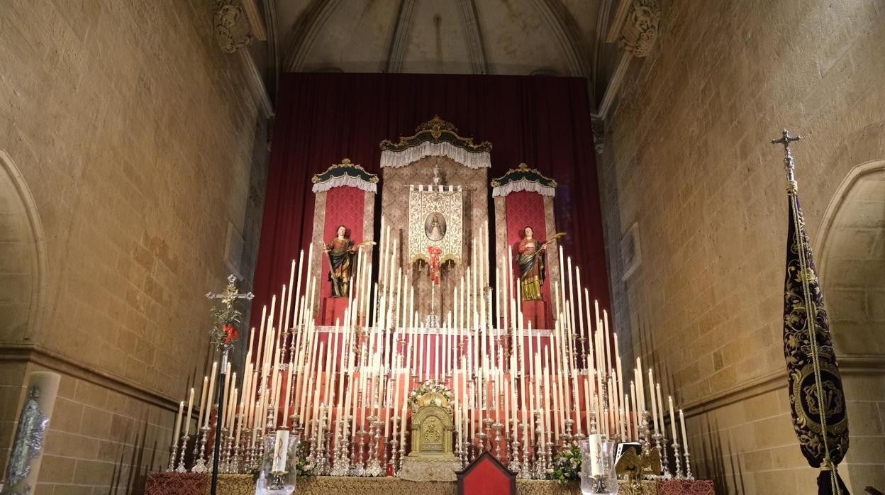 Altar de cultos de la hermandad del Rocío de Córdoba, con las imágenes de San Acisclo y Santa Victoria