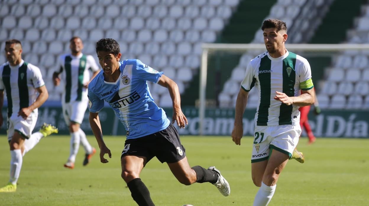 El capitán del Córdoba, Javi Flores, encara a Masllornes, del Linense