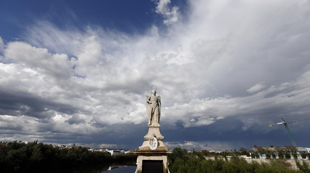 Nubes sobre el Guadalquivir en Córdoba en una imagen de archivo