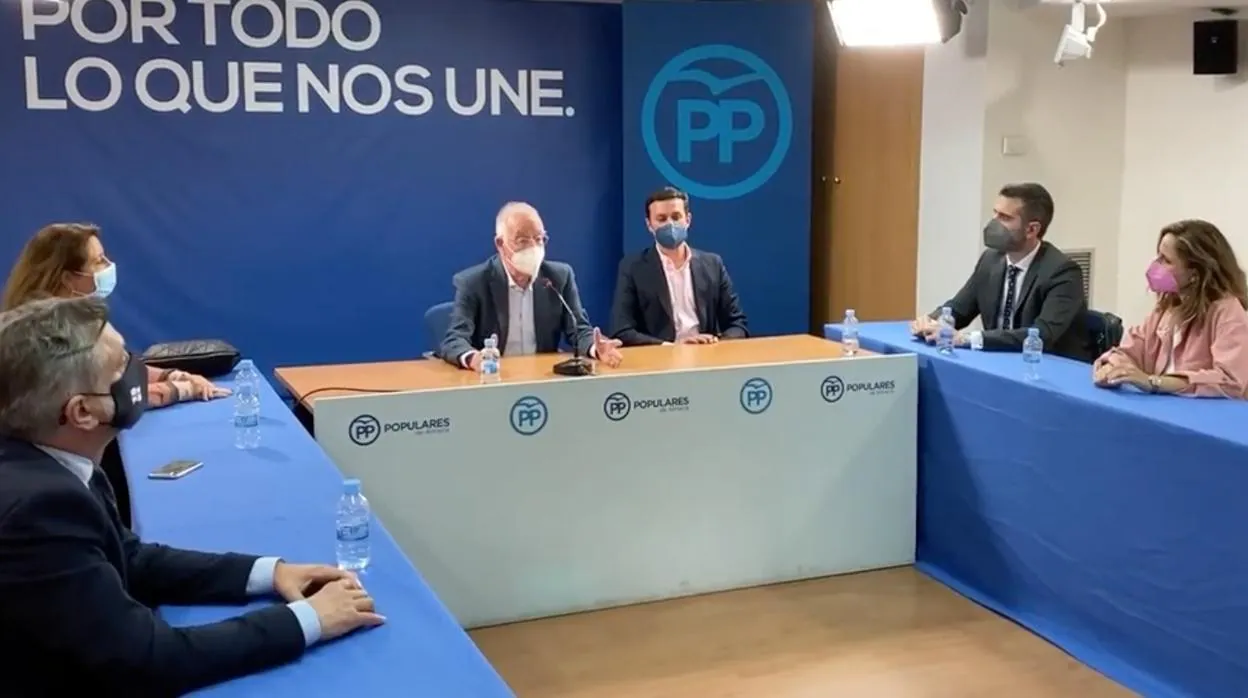 Gabriel Amat y Javier A. García durante el anuncio del candidato al próximo Congreso Provincial del PP en Almería.