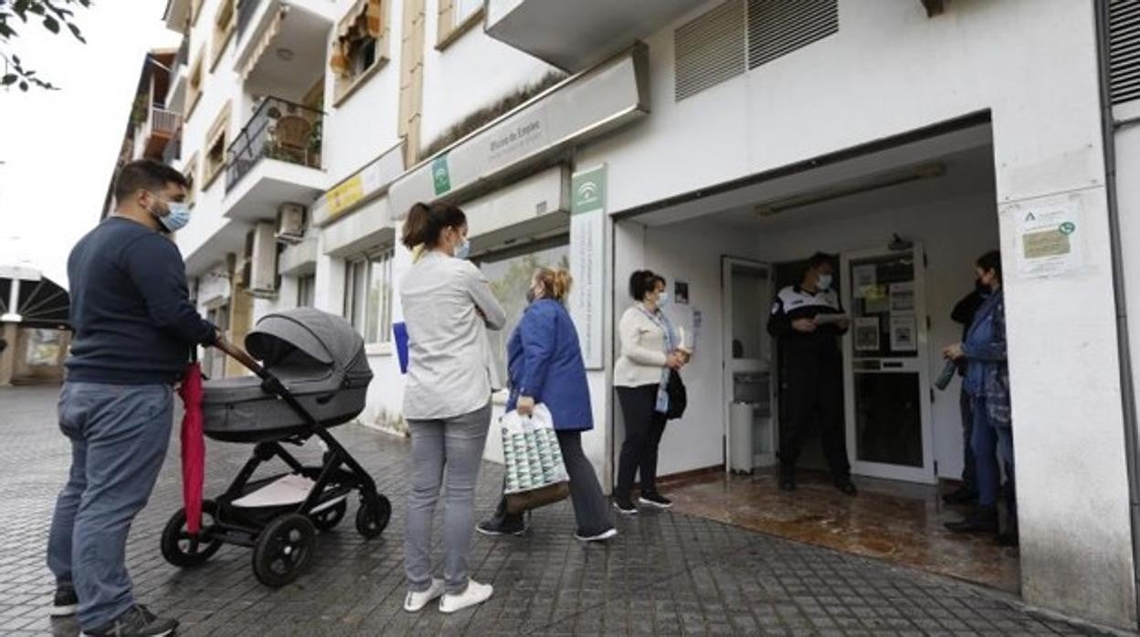 Ciudadanos hacen cola para entrar en una ofician de empleo de la Junta