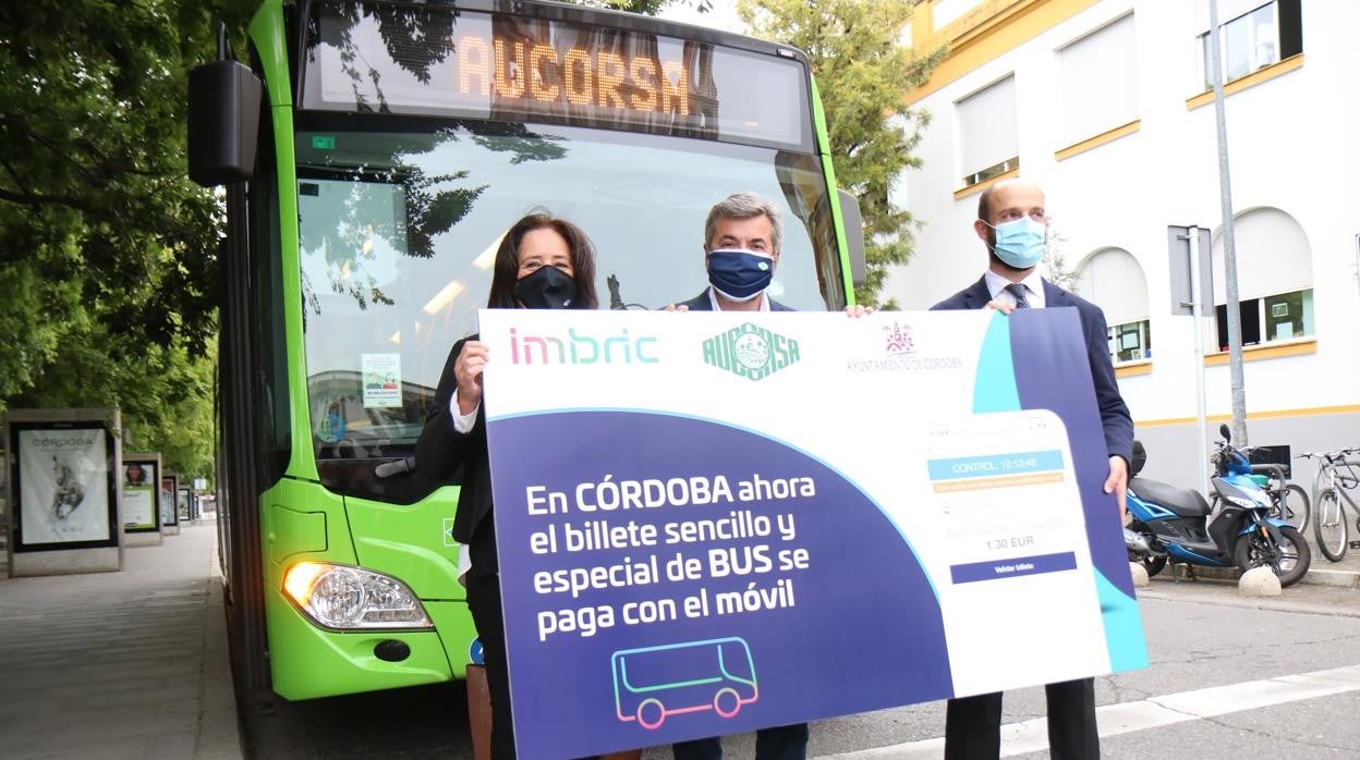 Miguel Ángel Torrico, en el centro, en el acto de presentación de la app