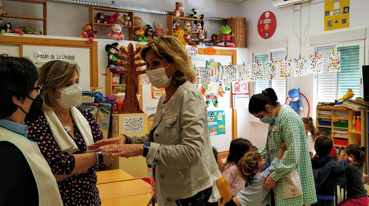 La delegada de Edudación, hoy en su visita al colegio Vista Alegre de Córdoba