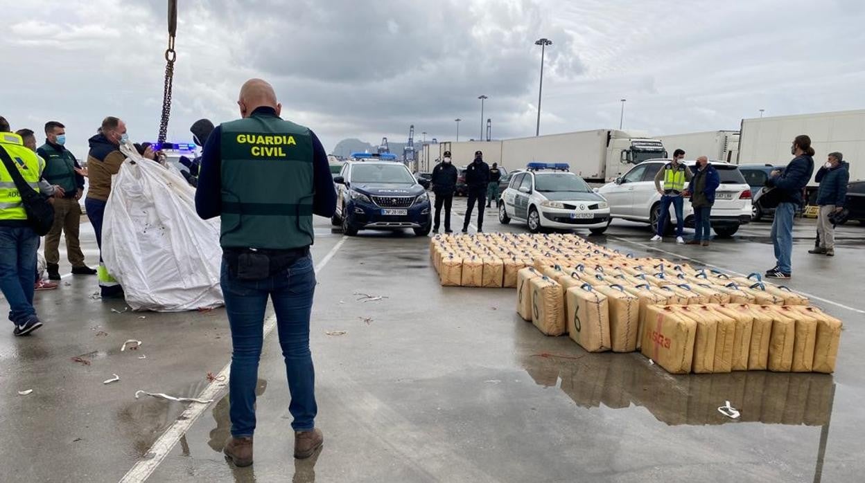 Imagen de la extracción de los fardos de hachís en el puerto de Algeciras