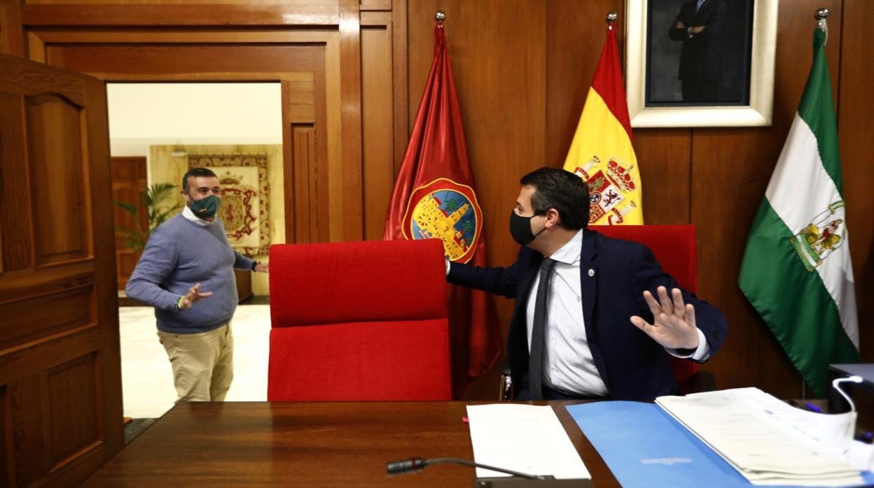 El alcalde bromea con el edil de Vox Rafael Saco