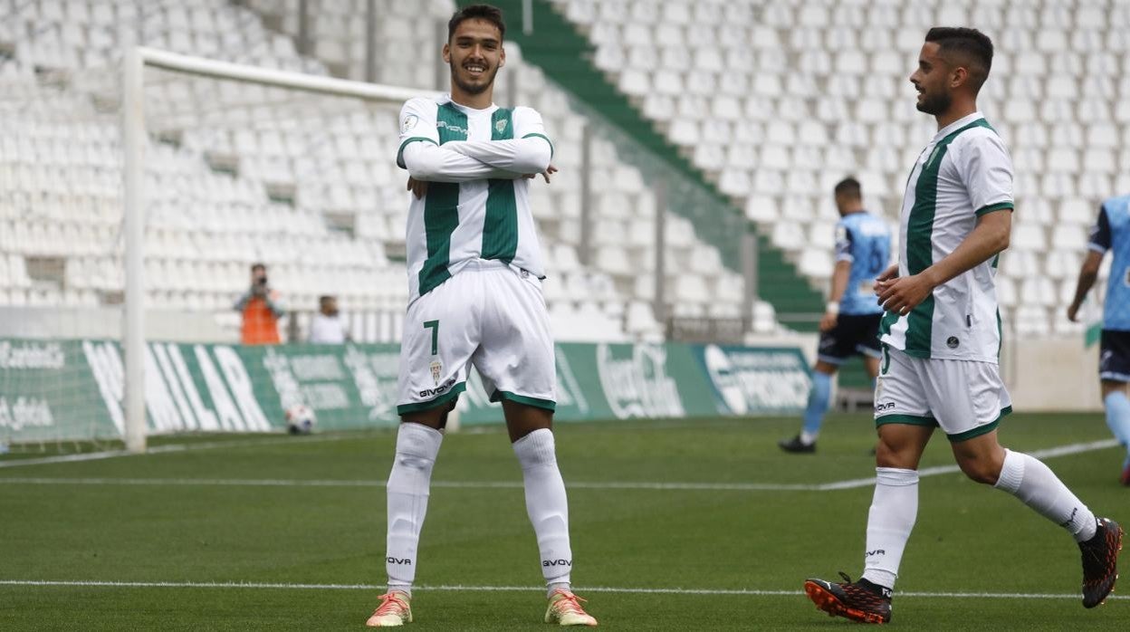 El delantero del Córdoba B Diego Domínguez celebra un gol ante el Rota este miércoles