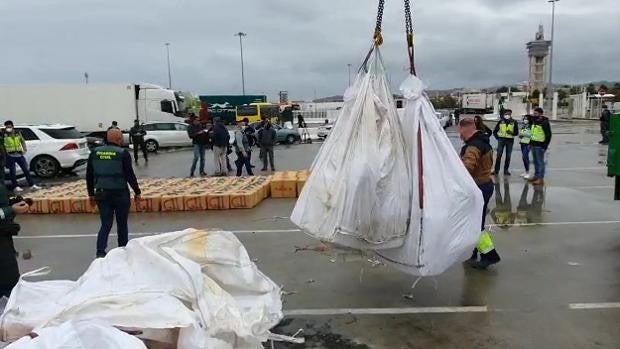 Así ha sido la intervención en el Estrecho de un remolcador cargado con siete toneladas de hachís