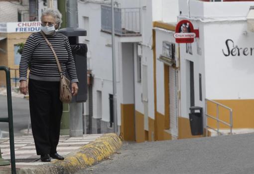 Una señora pasea en Alcalá del Río