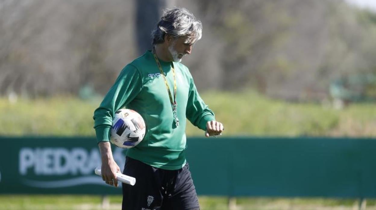 Pablo Alfaro, entrenador del Córdoba CF en un entrenamiento en la Ciudad Deportiva