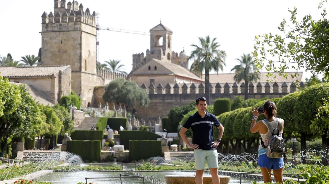 Turistas con la torre del homenaje y el muro Oeste al fondo