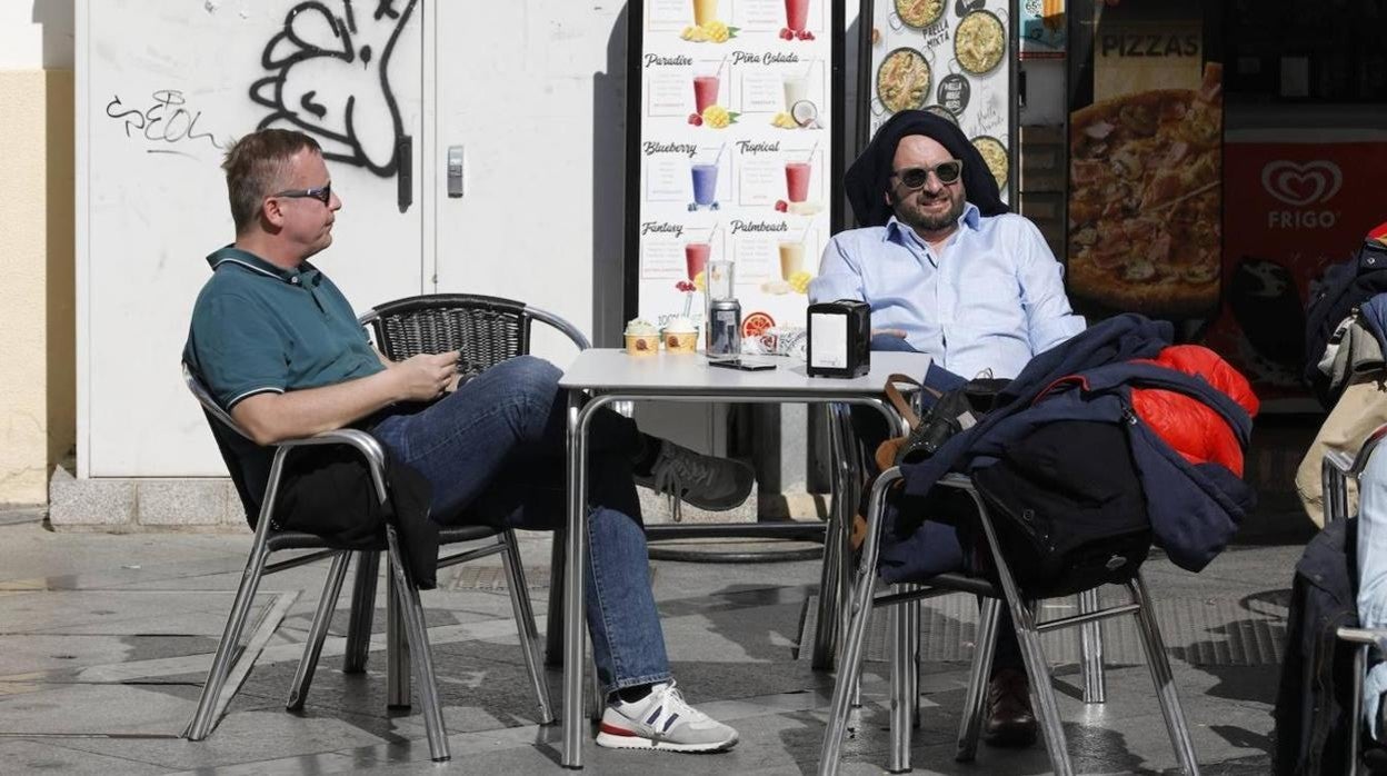 Dos turistas en una terraza disfrutando del buen tiempo en una imagen de archivo