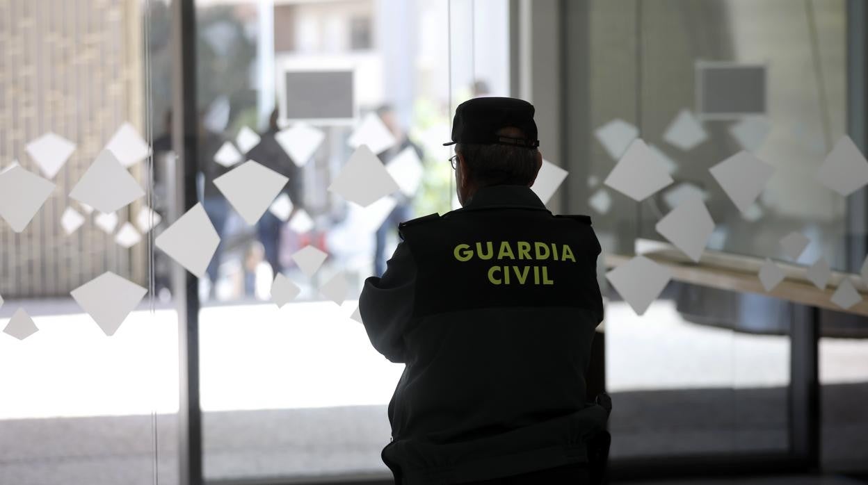 Un agente de la Guardia Civil en la Ciudad de la Justicia