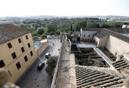 Patio de las mujerse y puerta Sur