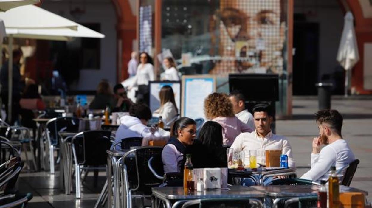 Unos jóvenes en una terraza de La Corredera