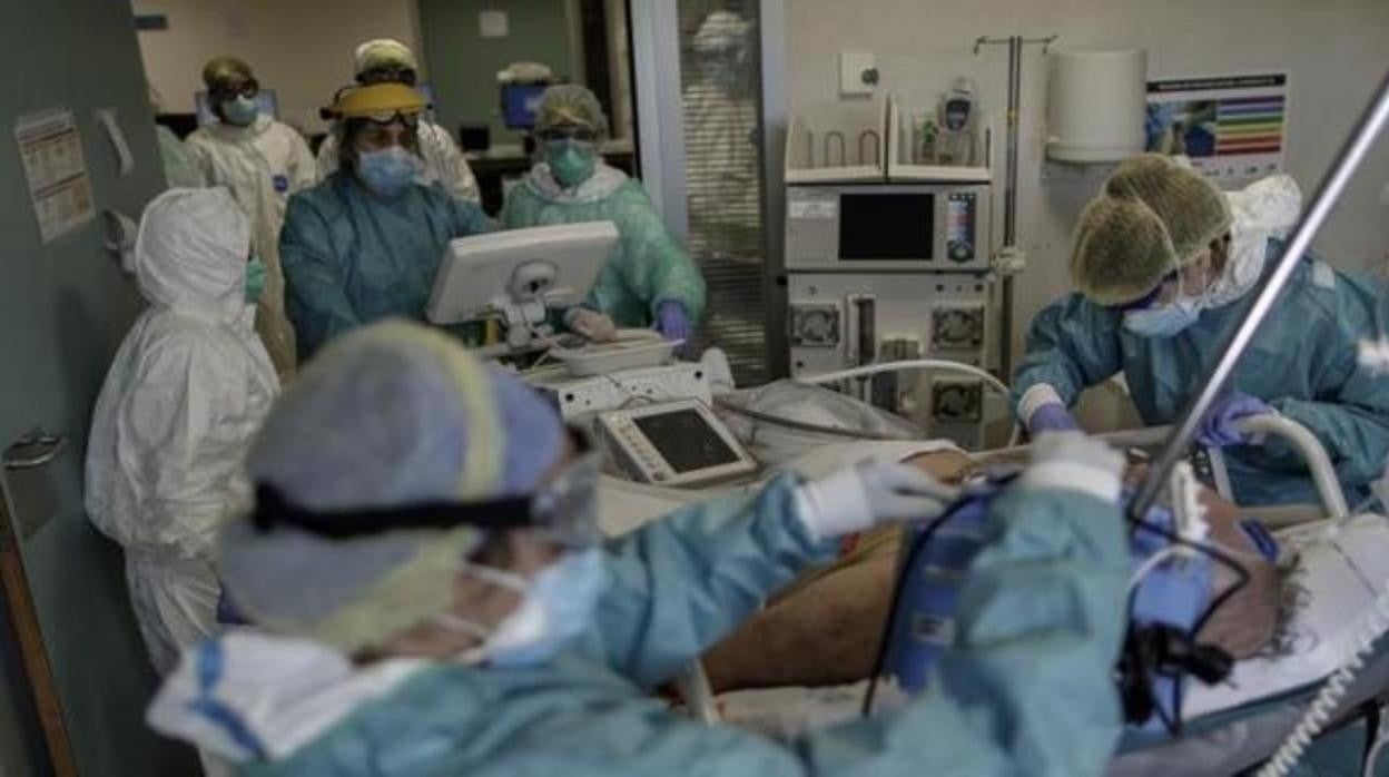 Facultativos atendiendo a pacientes Covid