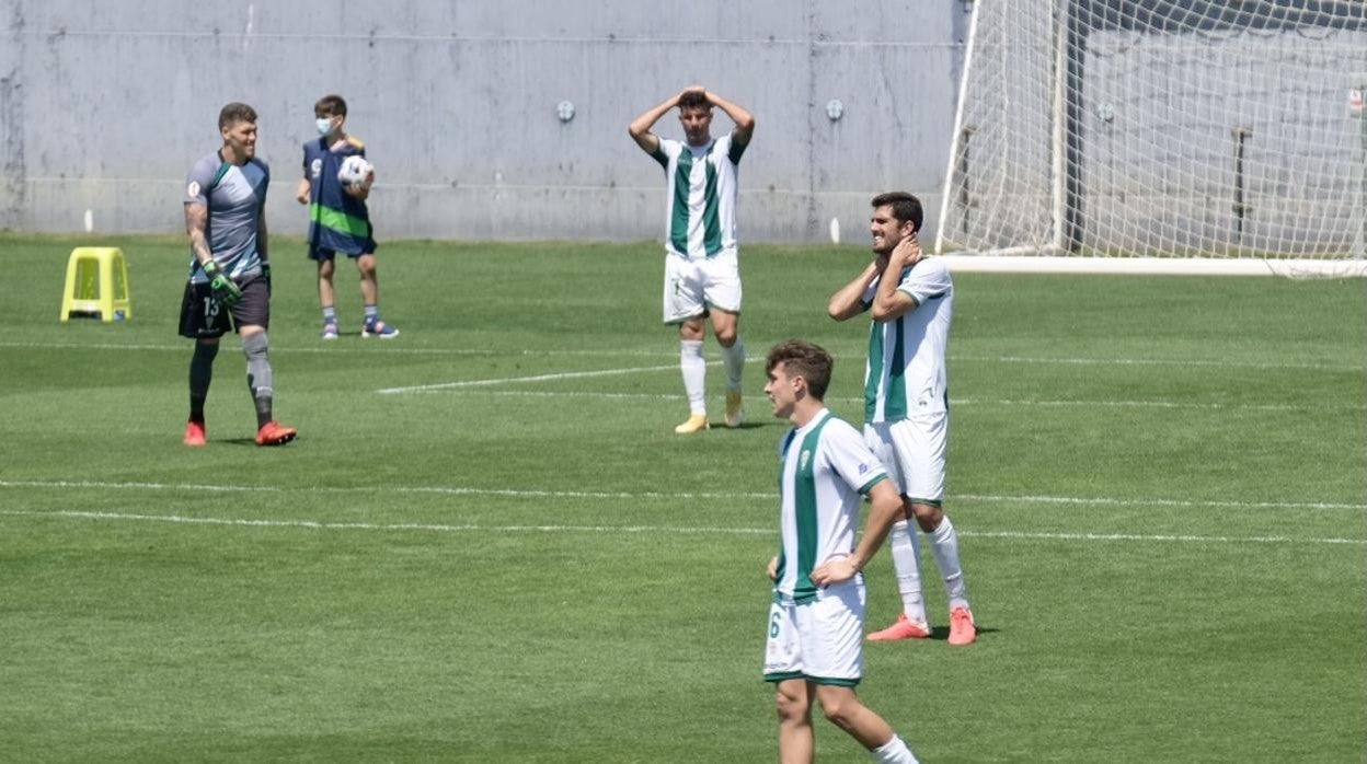 Decepción de los jugadores del Córdoba CF tras encajar el 1-0 ante el filial del Cádiz