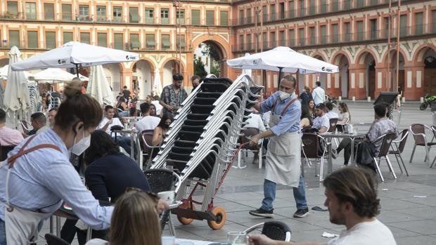 La hostelería carga contra la Junta por el nuevo  horario: «O todos moros o todos cristianos»