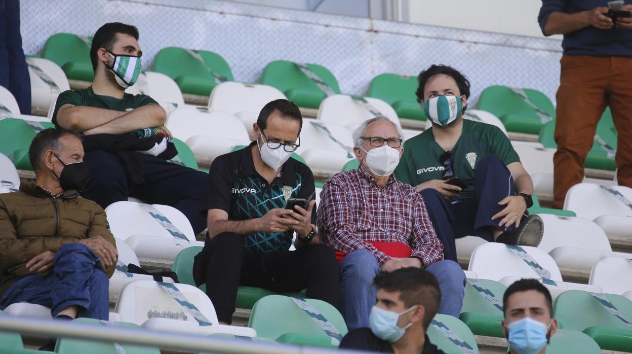 Seguidores del Córdoba CF, en la grada de El Arcángel mientras interactúan en redes sociales